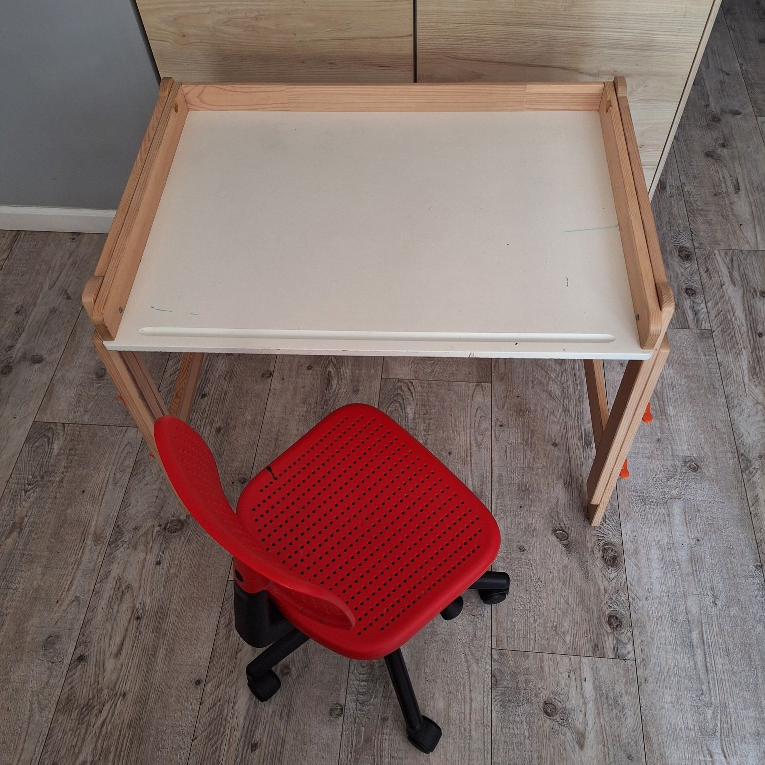 Biurko dziecięce regulowane Ikea Flisat + krzesło gratis