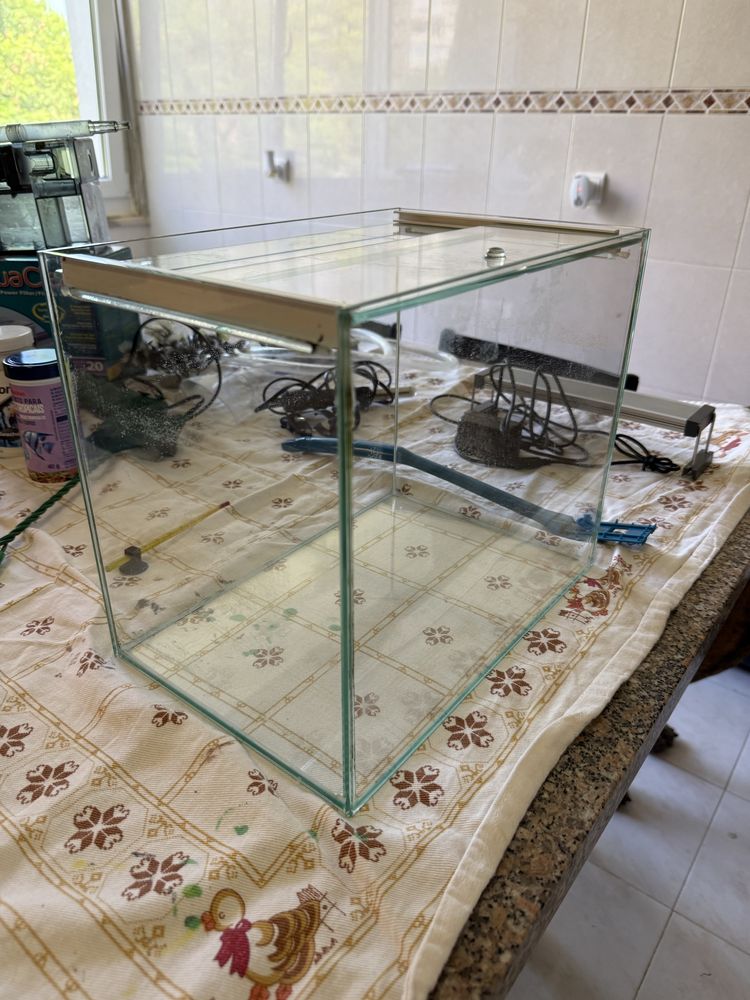 Aquario com varios acessorios