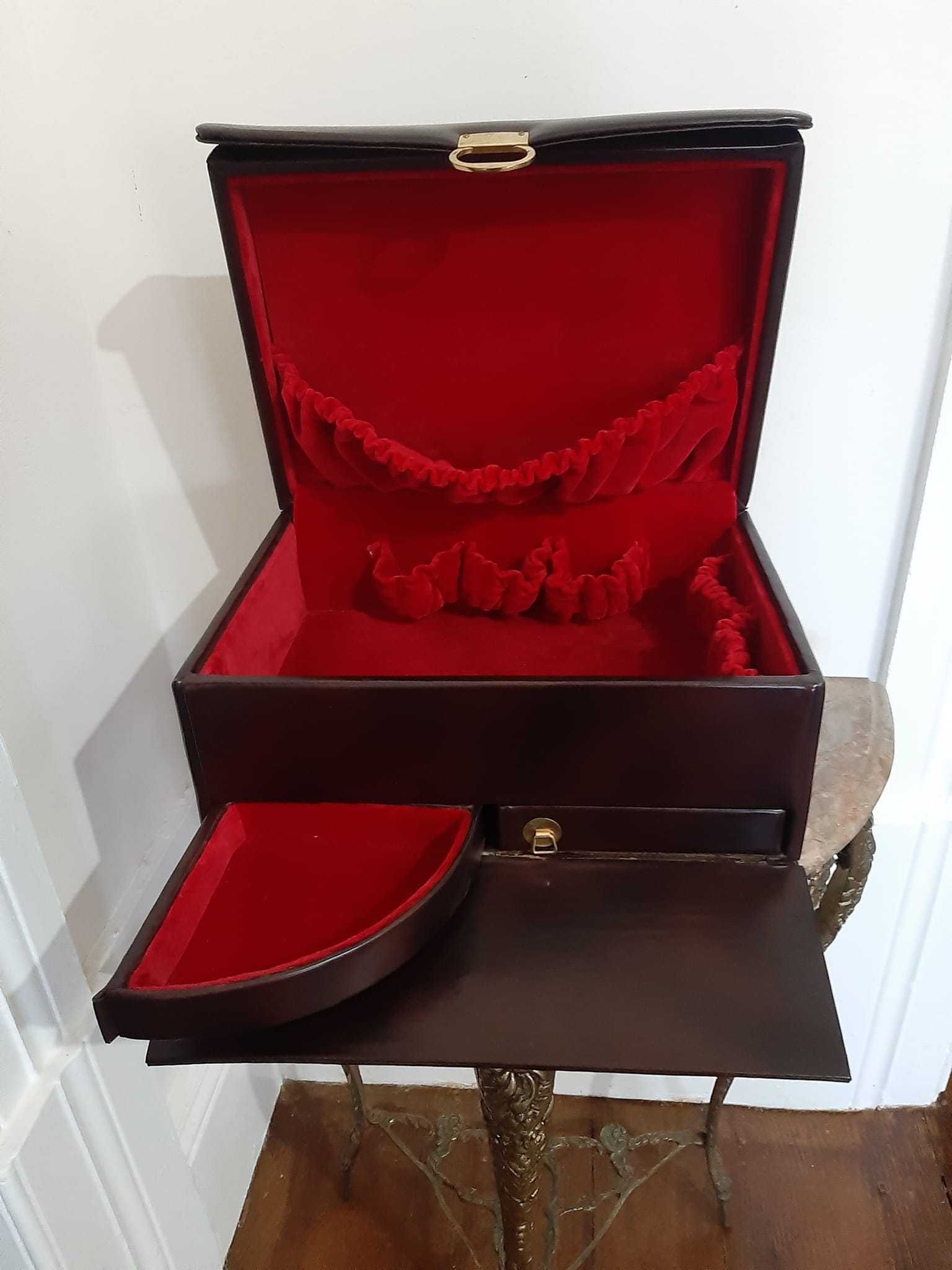 Antigo e Grande Necessaire com muita arrumação.