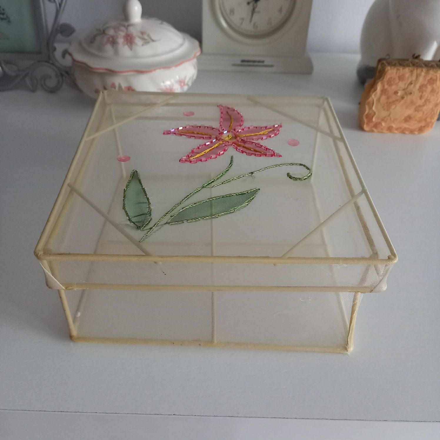 Piękne pudełko vintage tiulowe z wyszywanym kwiatem szkatułka pojemnik