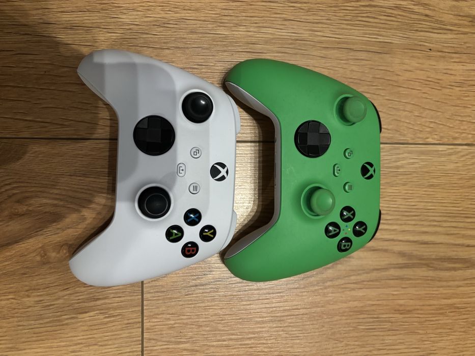 Konsola XBOX Series s + dwa pady + ładowarka do akumulatorków