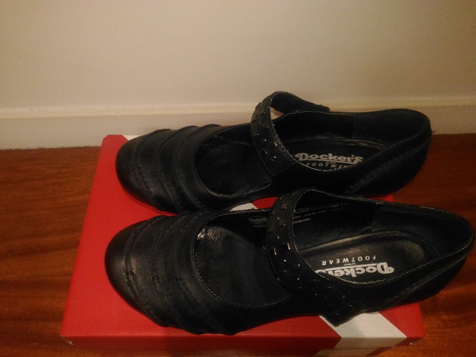Sapatos em pele originais da marca Docker's. Sem uso.