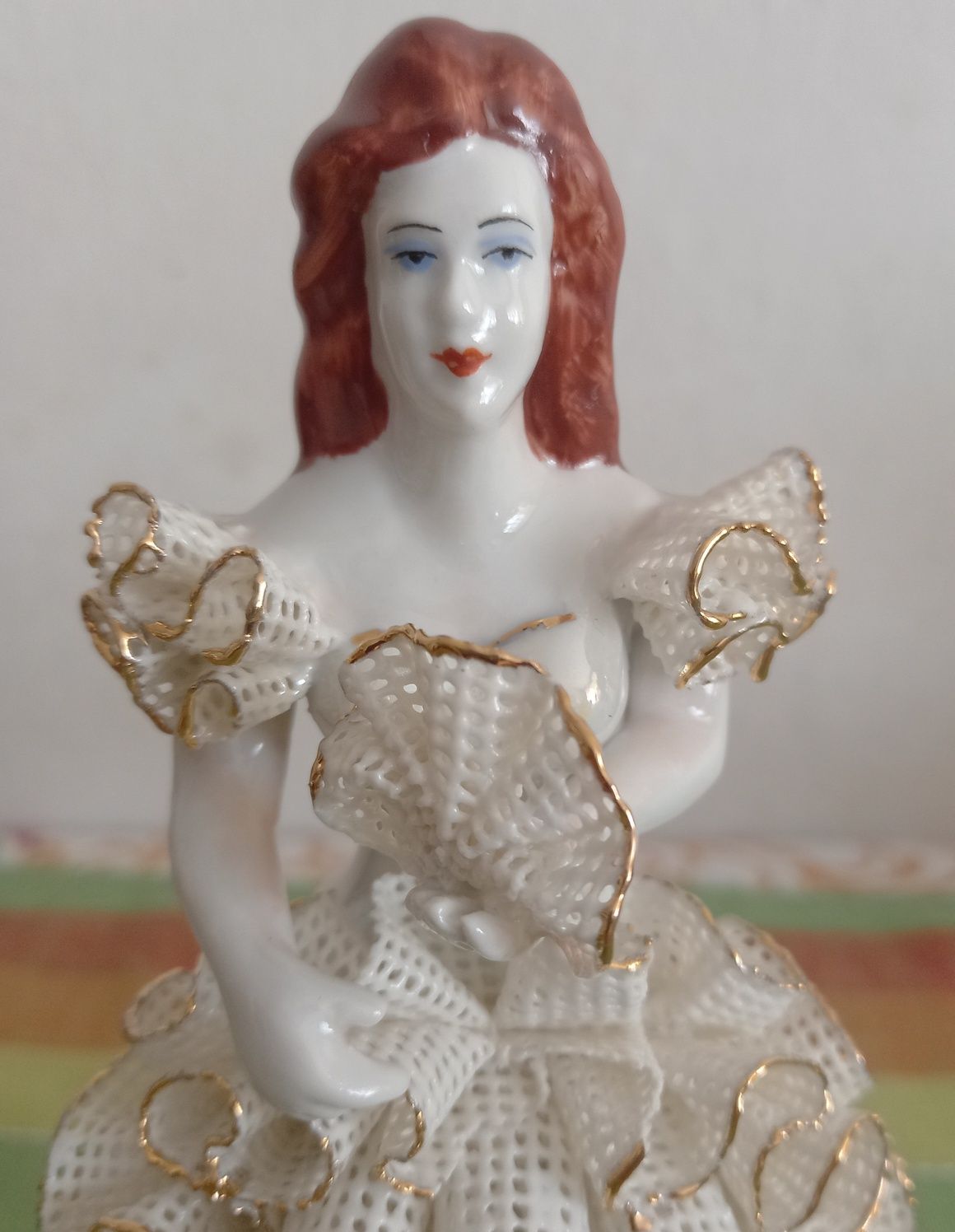 Porcelanowa figurka Roceram Panna z wachlarzem