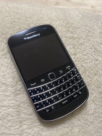Телефон Blackberry 9900
