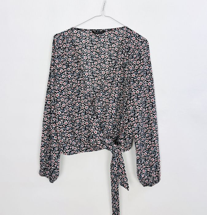 Czarna bluzka w drobny kwiatowy wzór z wiązaniem S 36 Shein