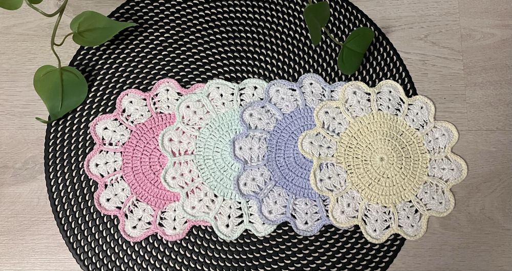 Serwetki wykonane na szydełku. 4 sztuki. Vintage