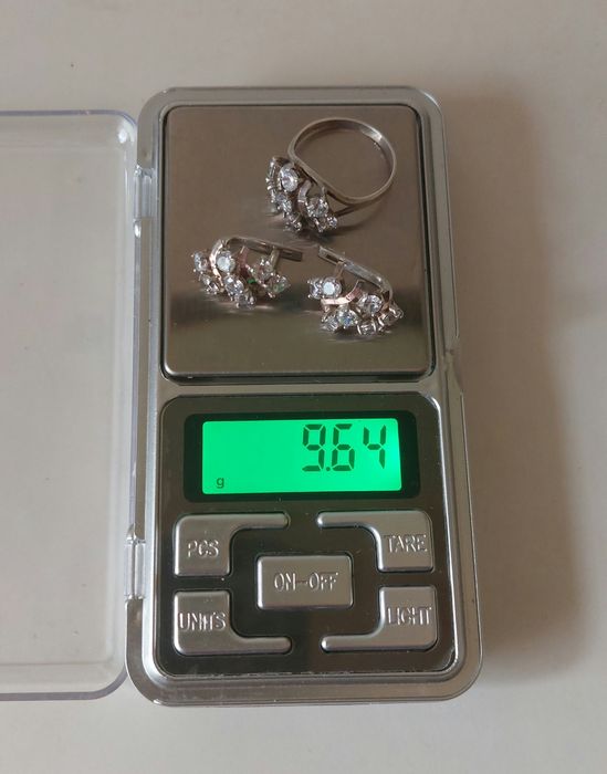 Серебряный набор с золотыми пластинами.