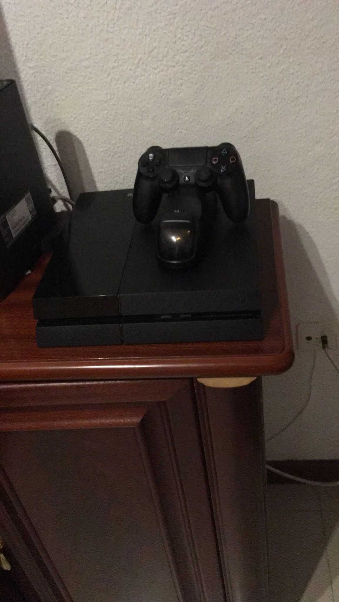Vendo ps4 com 6 jogos e um carregador