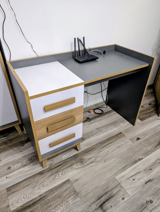 Biurko nowoczesne z szufladami – firmy Verso