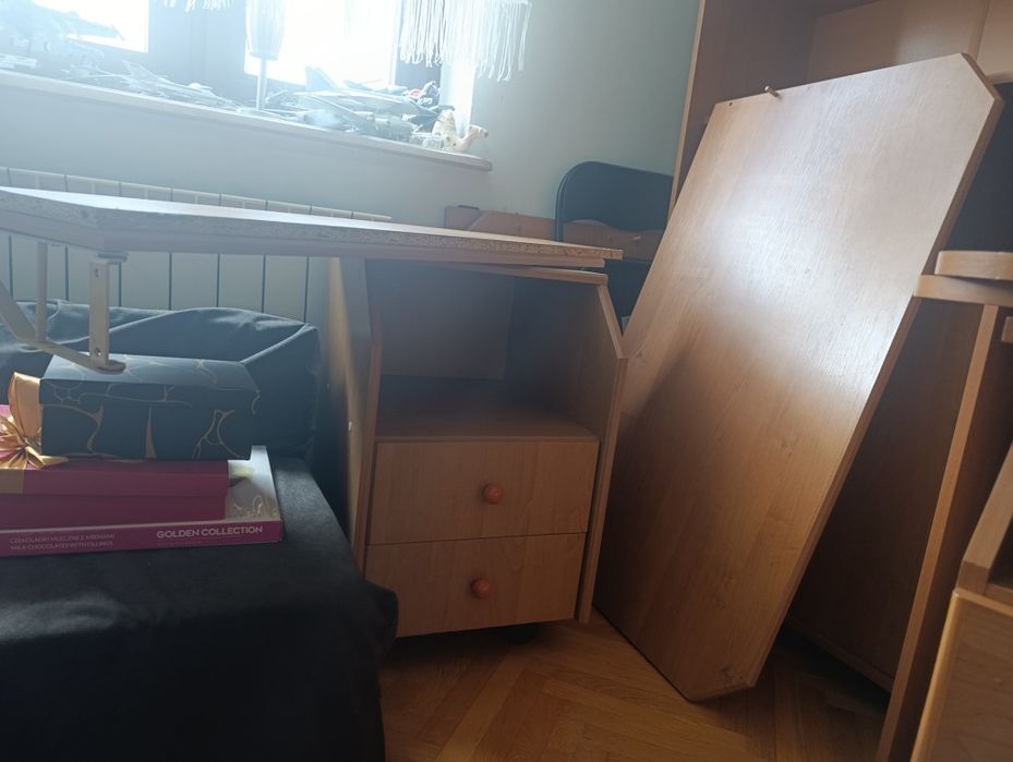 2 zestawy mebli dziecięcych, 2 biurka rozsuwane