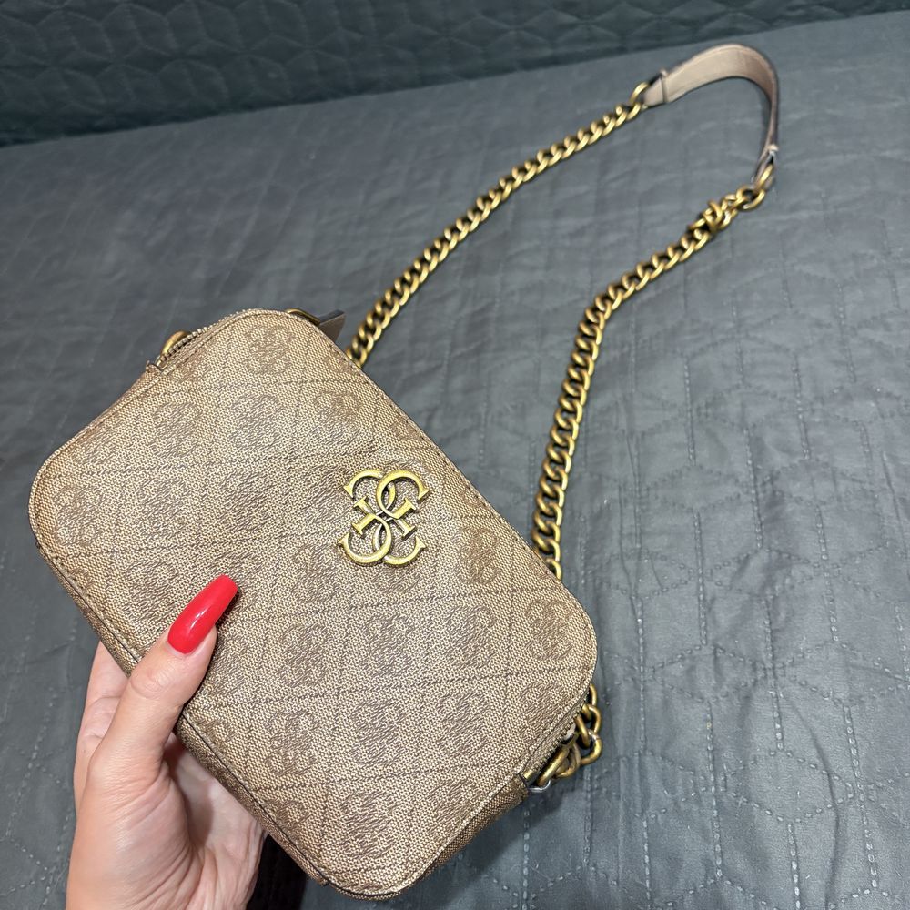 Guess torebka monogram beż nude łańcuszek