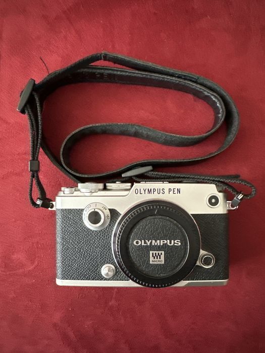 Olympus Pen-F prateada