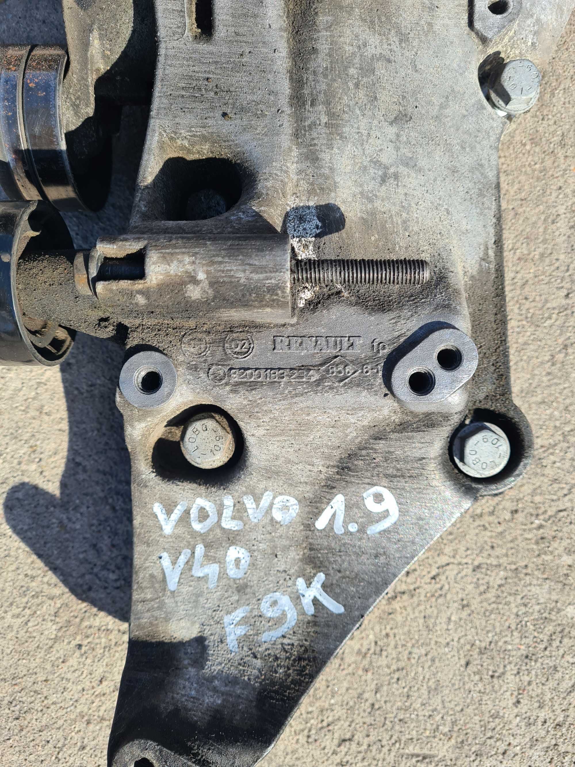 Łapa wspornik alternatora pompy Vw Passat b5 1.9 115