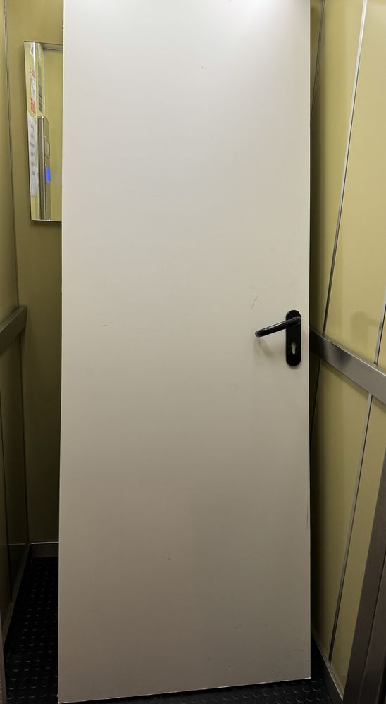 Porta branca interior sem aduela com puxador