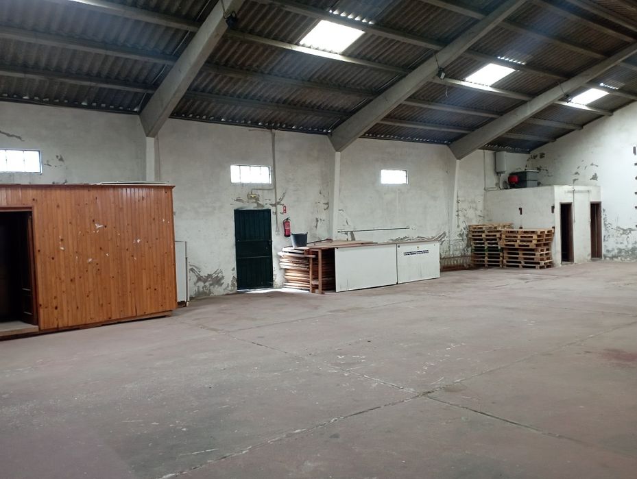 Armazém 300m2 cobertos + exterior