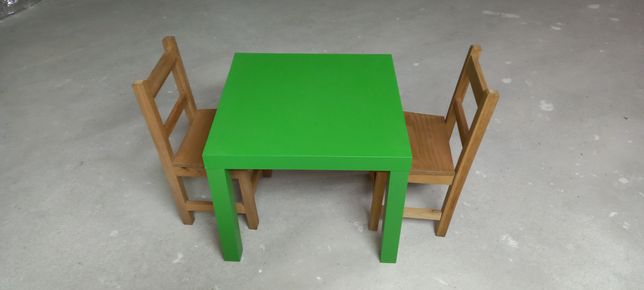 Mesa com duas cadeiras