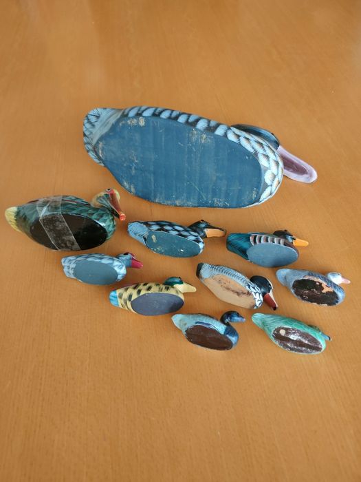 Conjunto de patos em madeira.