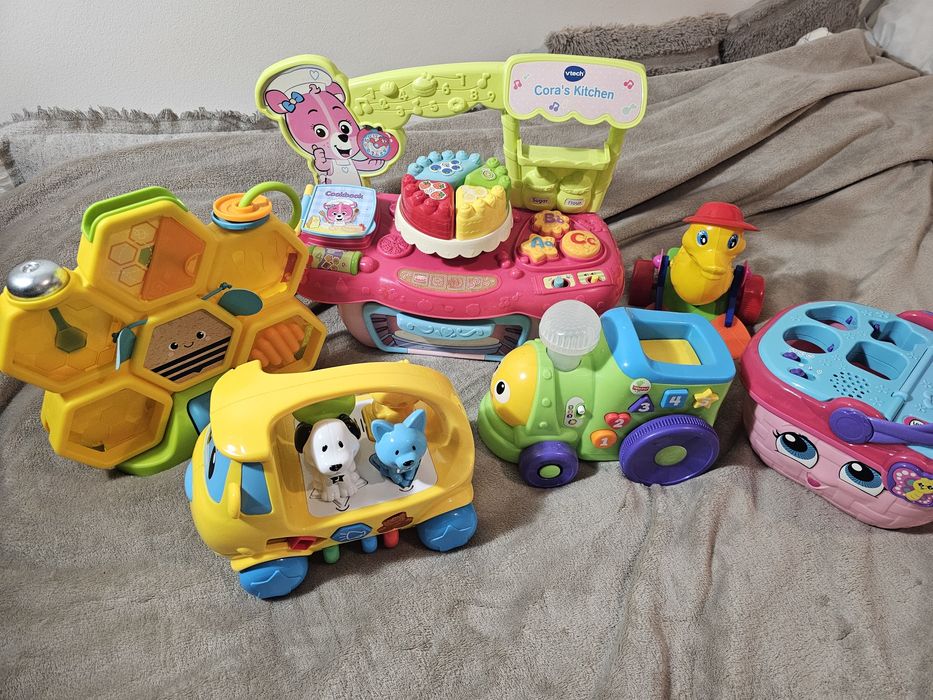 Zestaw interaktywnych zabawek dla dziecka. Rozwijające