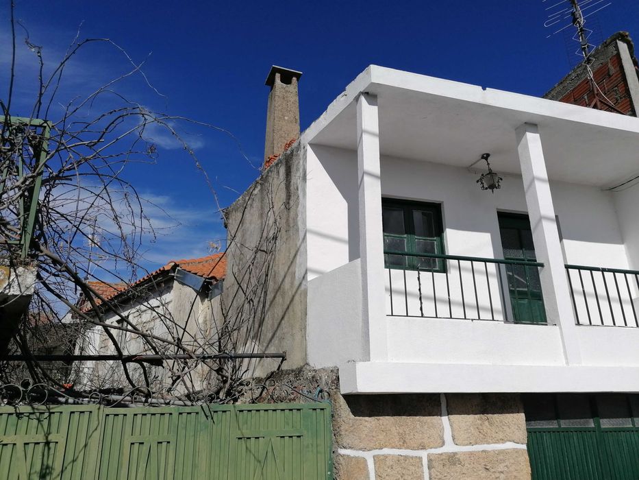 Casa rústica para reabilitar em centro de aldeia perto de Chaves
