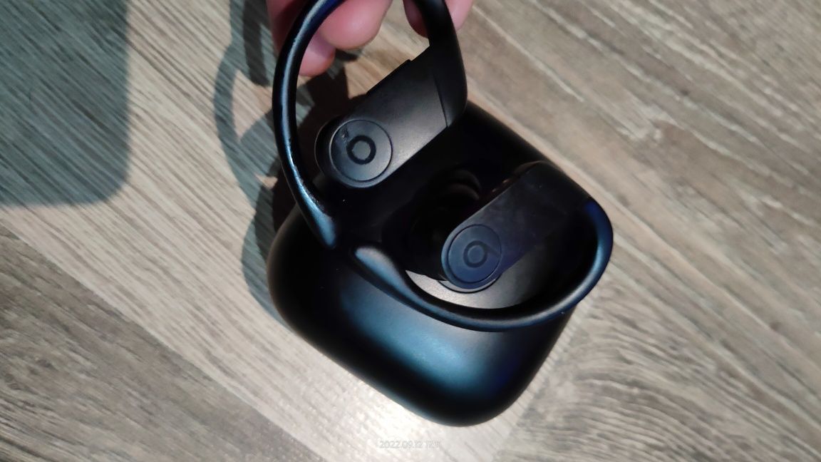 Продам навушники Powerbeats Pro