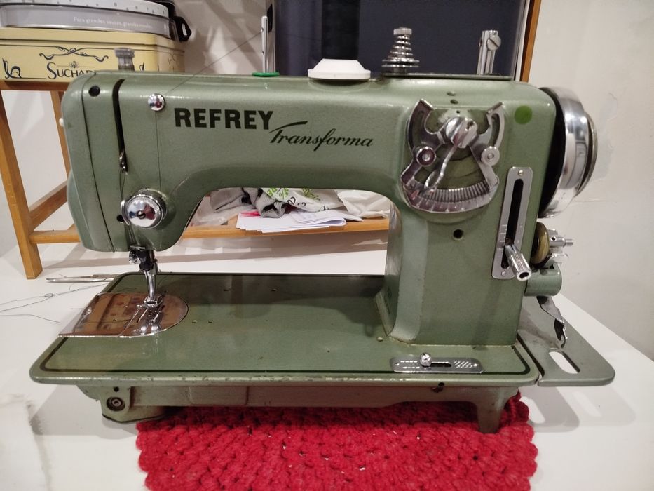 Máquina de costura refrey transforma