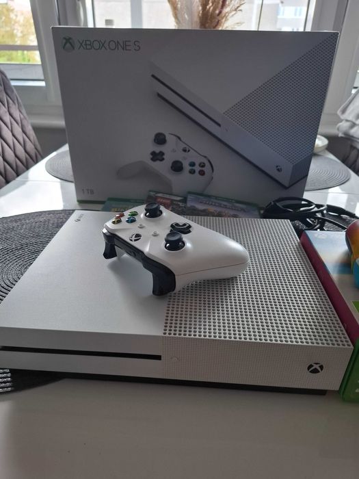 XBox One S 1 TB+ 2 pady i 3gry