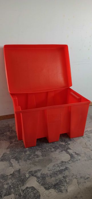 Pojemnik plastikowy na sól i piasek 480L – solidny, odporny na warunki