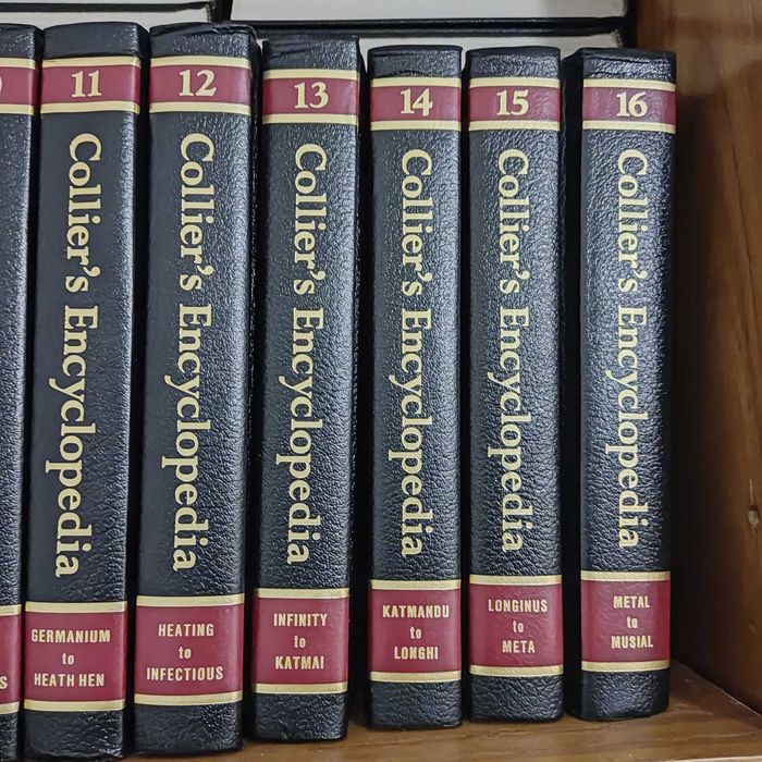 Enciclopédia Collier's composta por 24 volumes