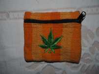 Pequena bolsa laranja com símbolo cannabis