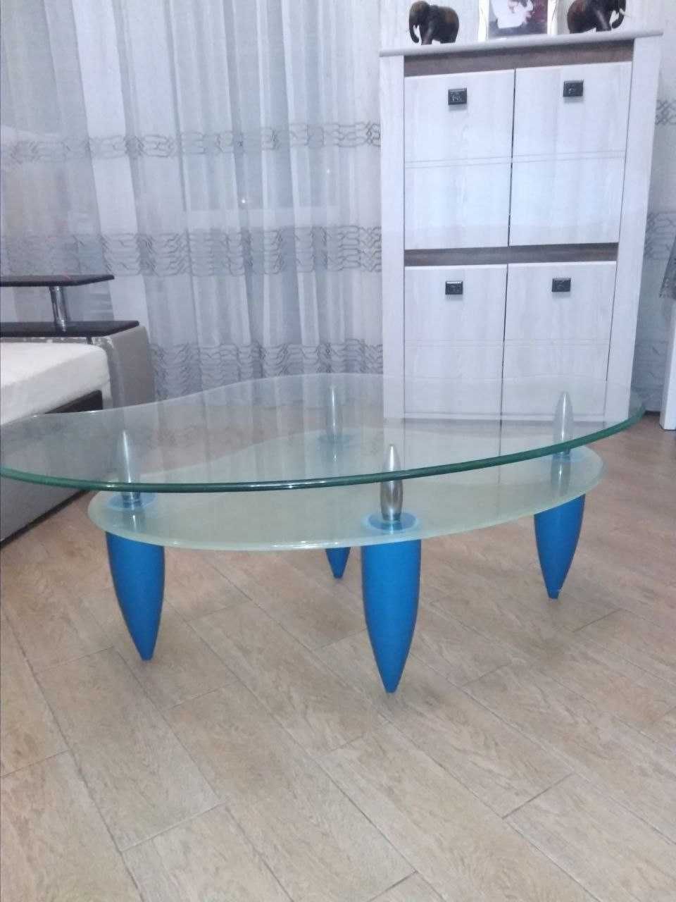 Стеклянный журнальный стол