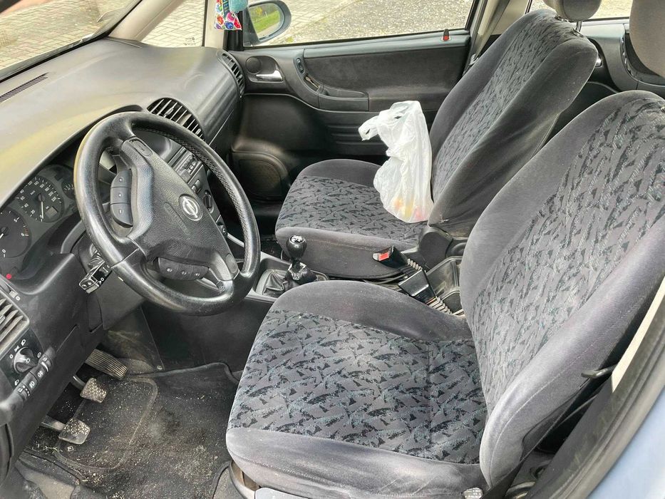 Sprzedam Zafira 7 osobowa diesel z opłatami na rok za 3999zł