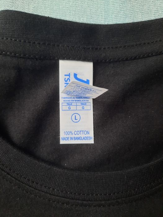 Nowy T-shirt z nadrukiem pracy znanego grafika