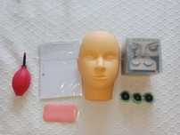 Um Kit para extensão de pestanas.