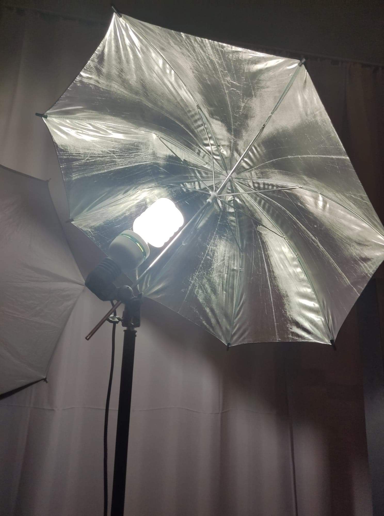Trzy lampy fotograficzne, plaster miodu, zmiękczenie, parasol