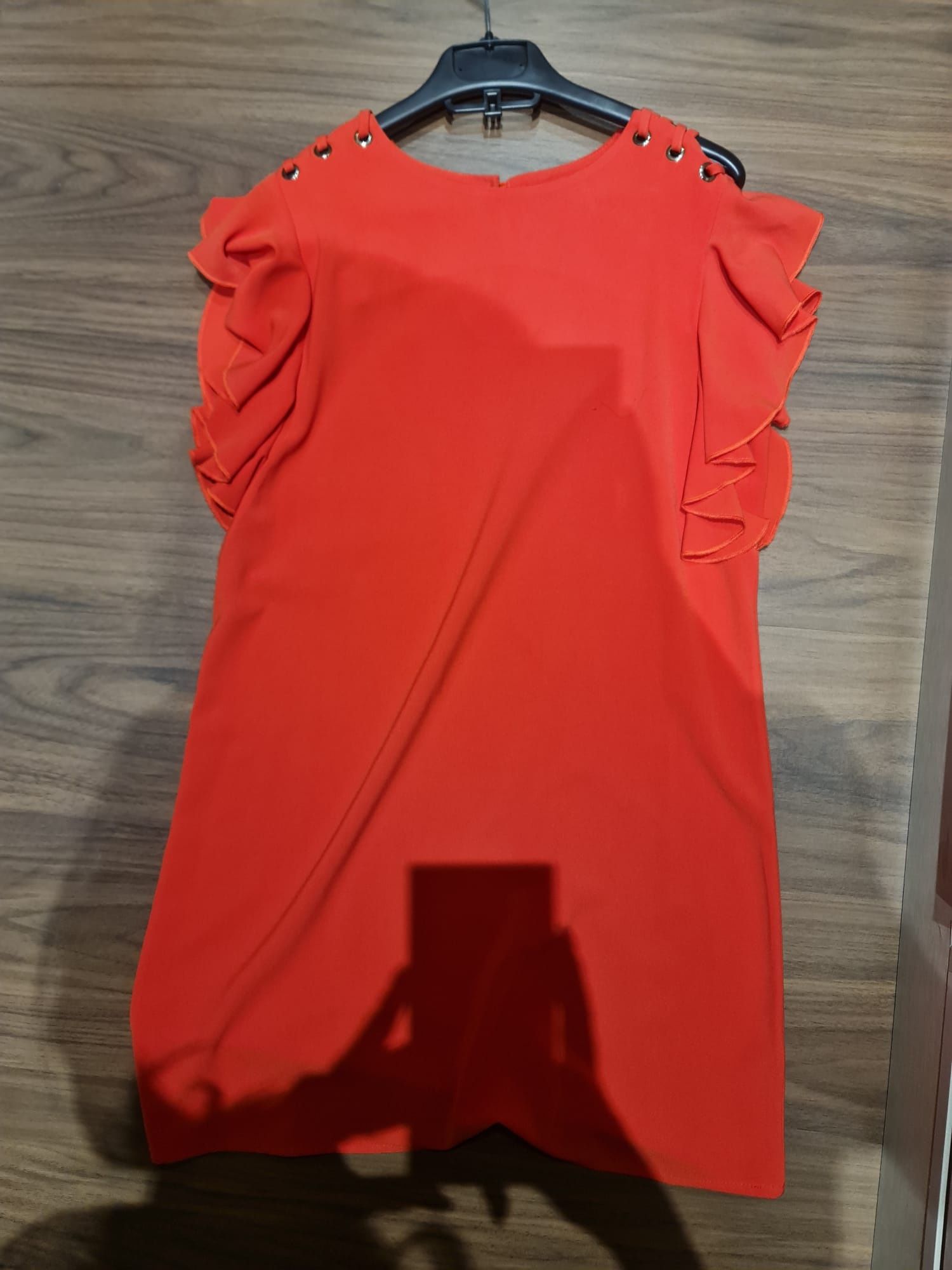 Vestido coral curto