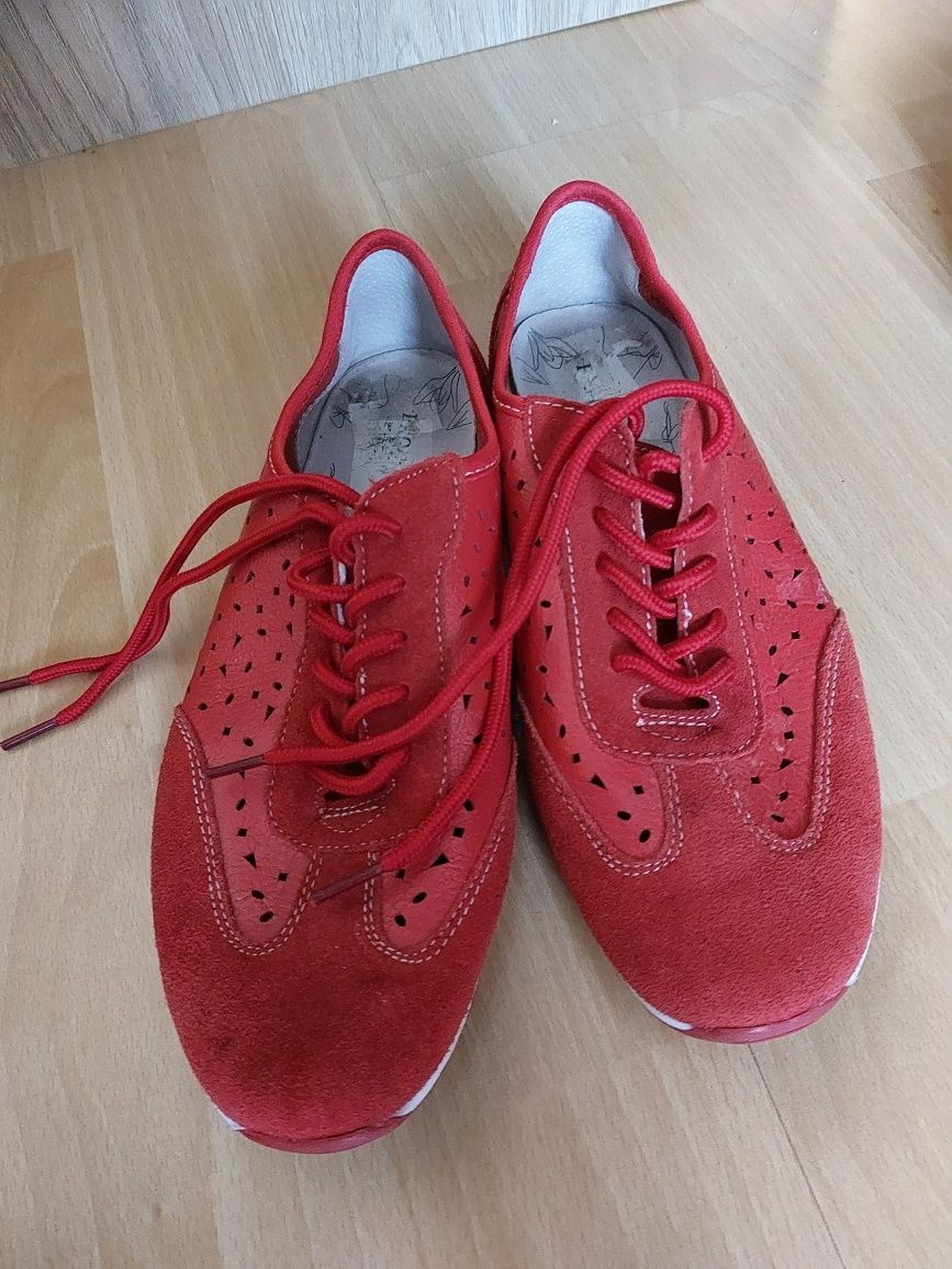 Buty czerwone profile 38 z dziurkami