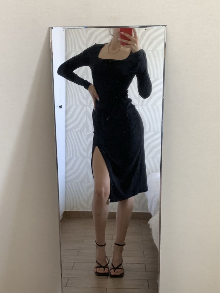 платье черное с разрезом на ноге S