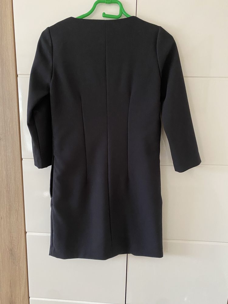 Elegancka mala czarna na podszewce