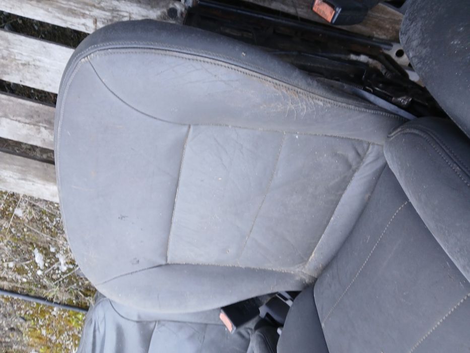 Nissan Terrano fotele przednie szara skóra.