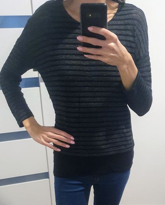 Ciekawy sweterek z biało srebrną nitką XS/S