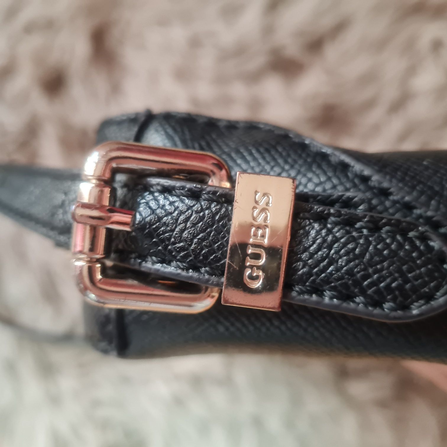 Guess mała czarna torebka listonoszka 21x14 cm złote elementy ale posi