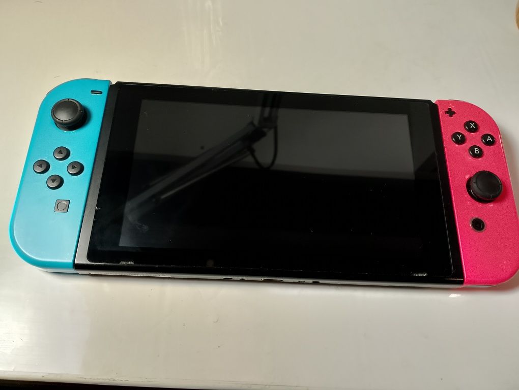 Nintendo Switch + Ładowarka – Stan Bardzo Dobry! – 799 zł

Sprzedam ko