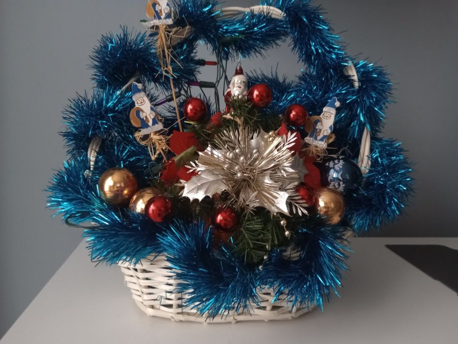 Stroik świąteczny w koszu wiklinowym 40x40 cm