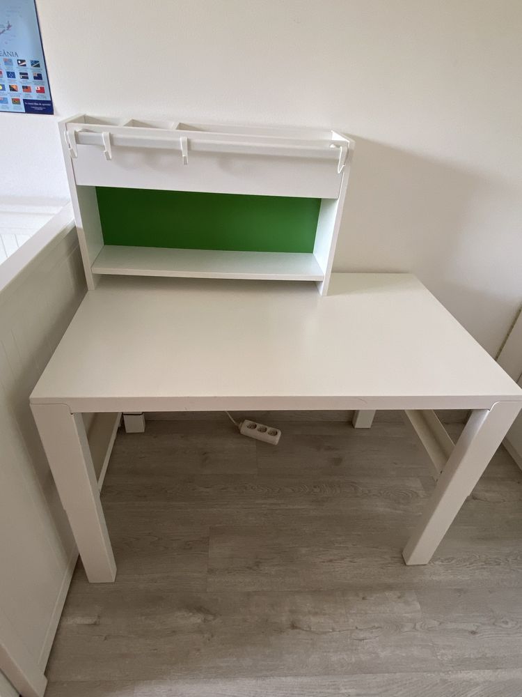 Cama HEMNES e secretária PÅHL do Ikea