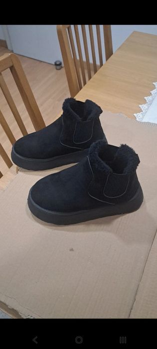 Botas pretas com pêlo interior (tipo UGG)