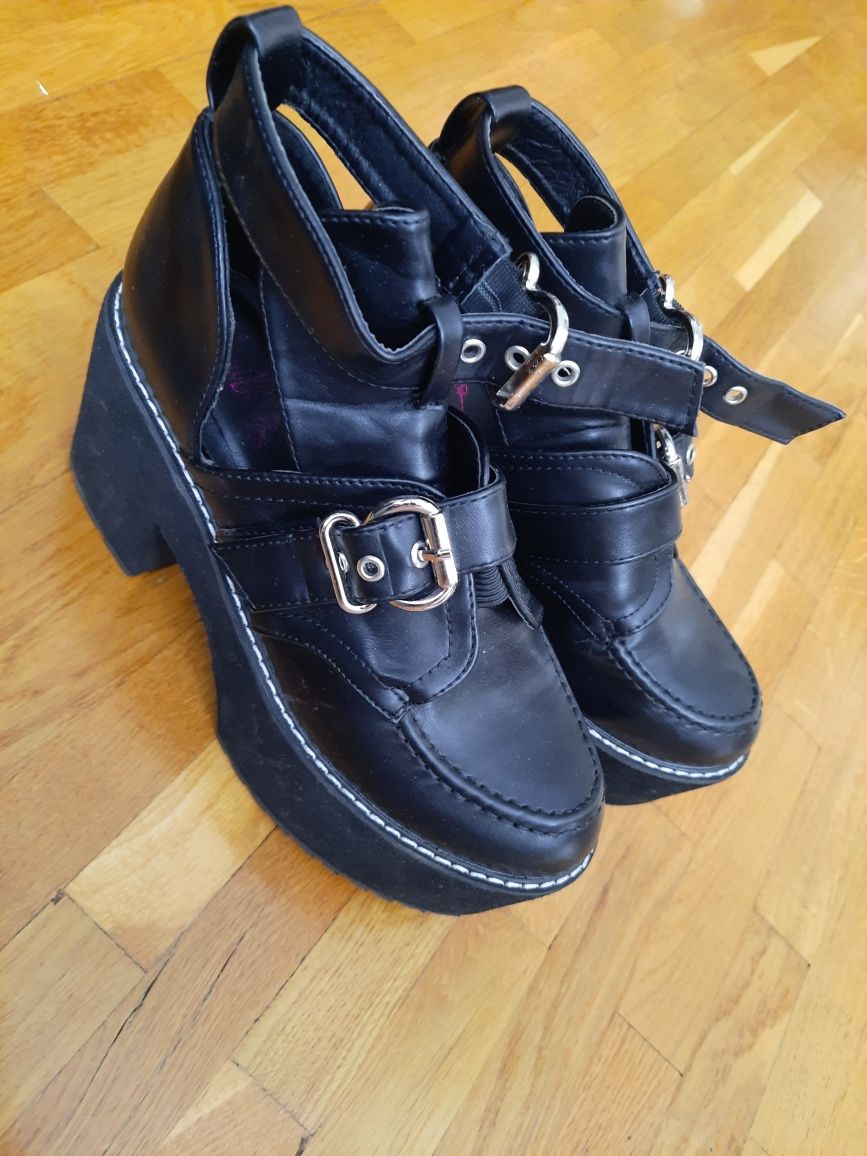 Buty na koturnie platformie 38