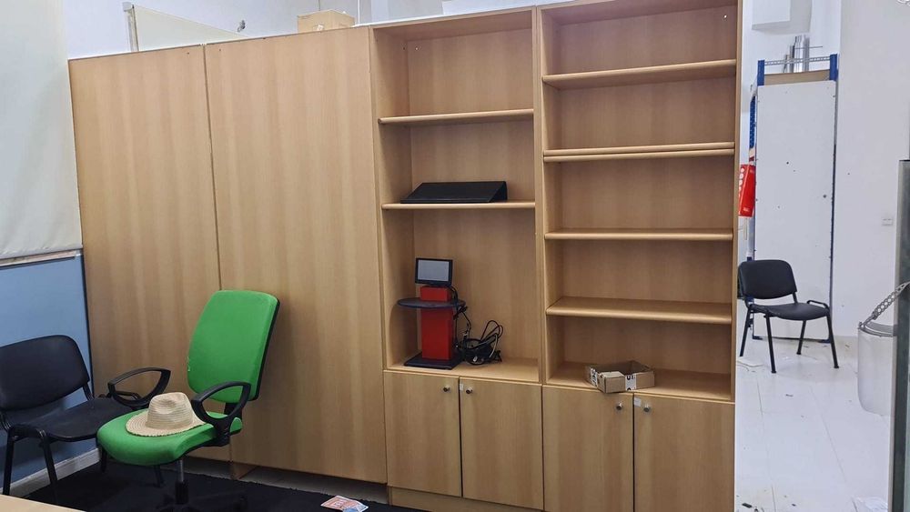 Estante com prateleiras e portas