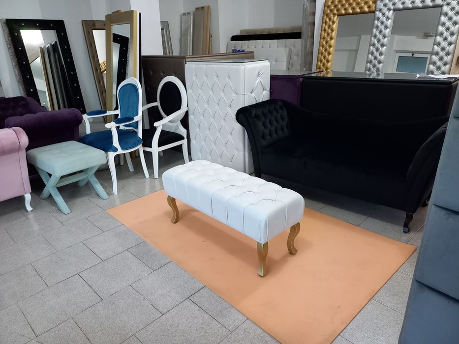 Banqueta capitonê pele branca, pés dourados, 100x40cm altura45cm