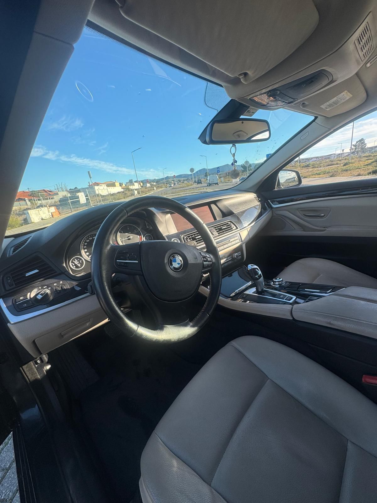BMW 520, 184 CV, ano 2010 em bom estado.