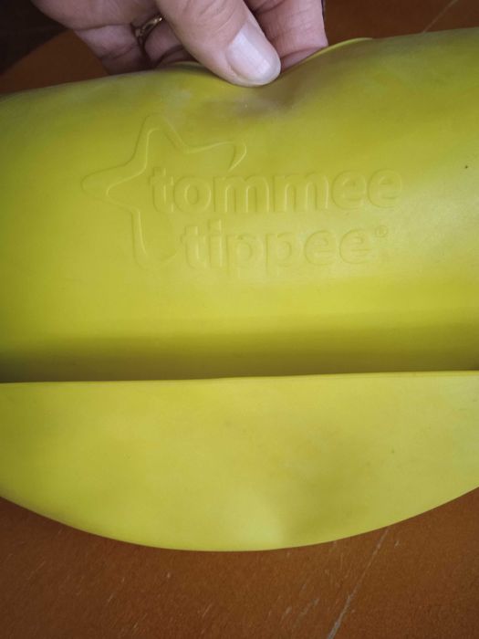 silikonowy śliniak z kieszonką  Tommee tippee limonkowy